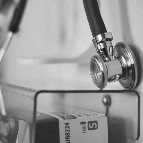 Recrutements : la santé, un secteur aux besoins conséquents face à une crise d’attractivité 